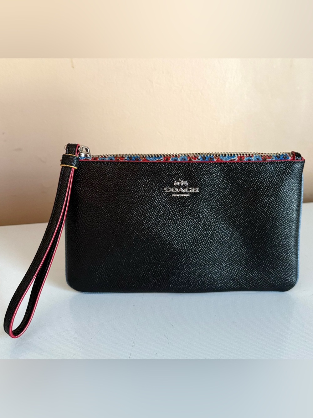 COACH BLACK LEATHER CORNER ZIP WRISTLET FLORAL & RED TRIM F23644 POCKETS CARDS